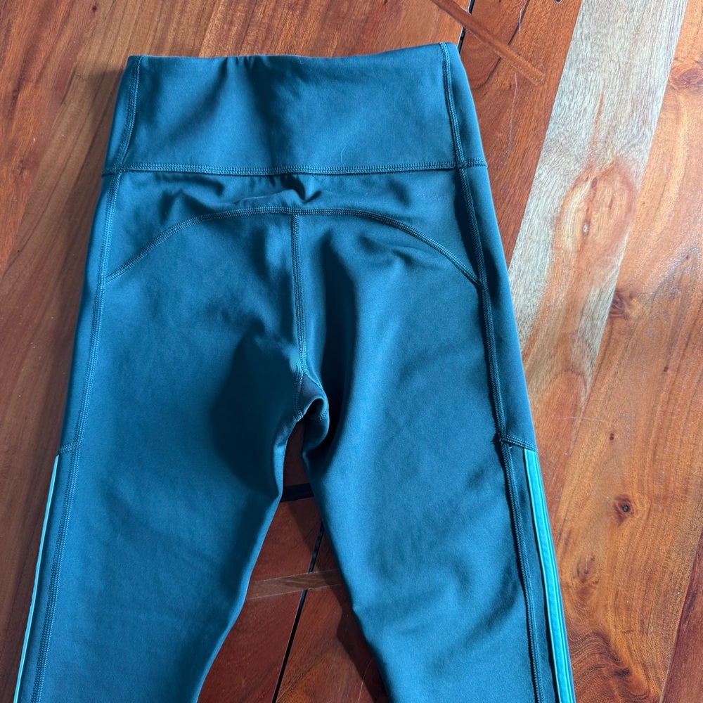 🦊 Adidas Women's Gray Leggings with Aqua Stripes - Picture 6 of 10
